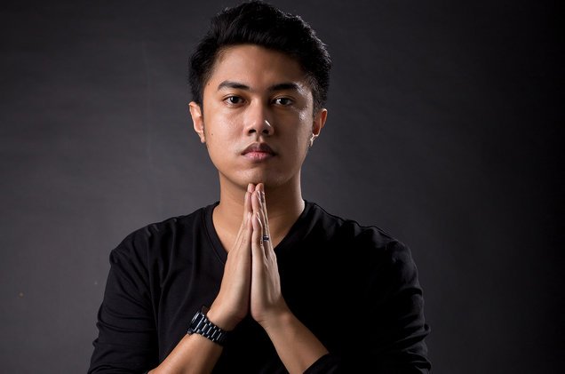 Indonesian artist <a href="/AnggerDimas/">Angger Dimas</a> explains #OmTeloletOm craze (exclusive) blbrd.cm/IbCwxc