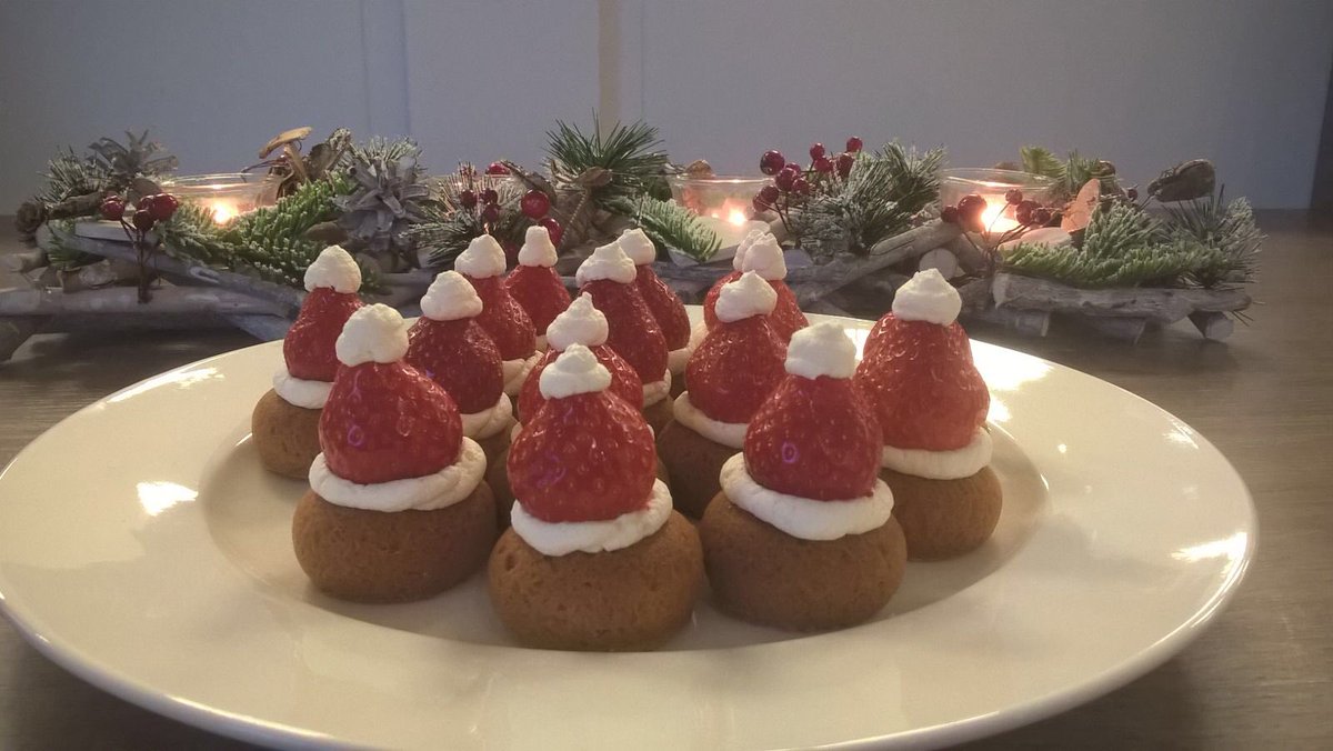 Heerlijke huisgemaakte kerstmutjes voor onze gasten van <a href="/GGDGelderlandZ/">GGD Gelderland-Zuid</a>. Een warm en welkom begin van de bijeenkomst! #vergaderlocatie #mvo