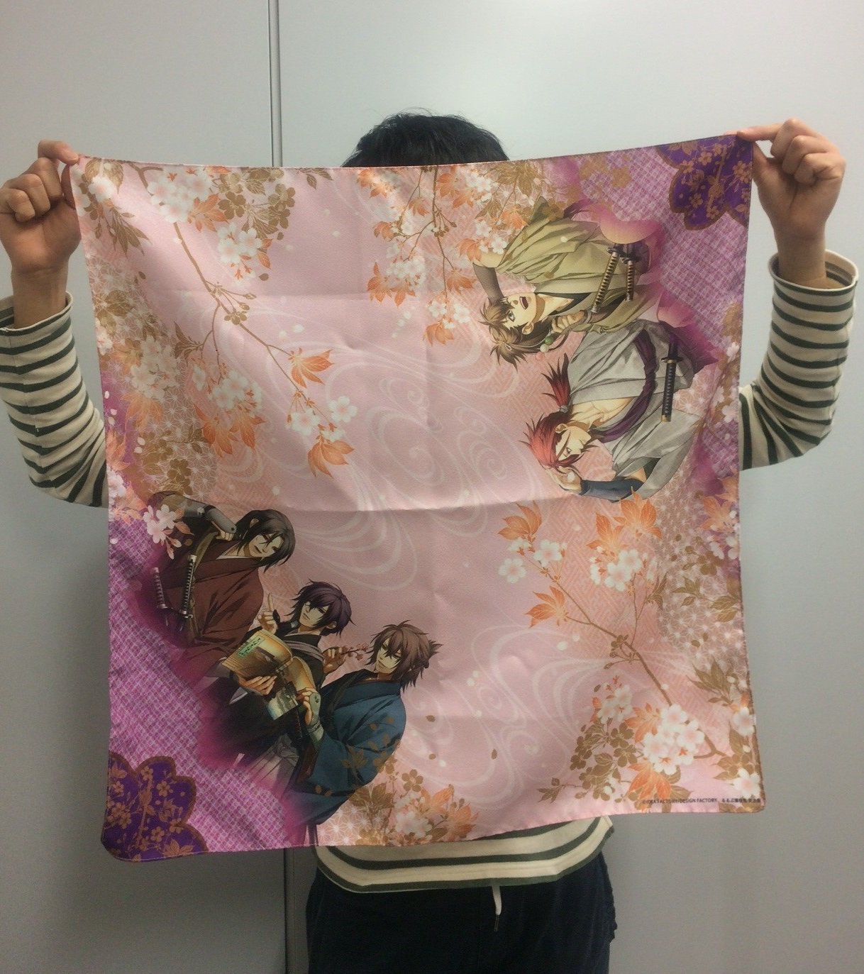 تويتر るるぶ More على تويتر 報告 るるぶ 薄桜鬼 完全版 風呂敷 缶バッジ付き限定box に入る風呂敷も制作が進んでいます 広げてみるとこのサイズ かなり大判です いろいろな包み方で楽しんでいただけると思います 予約締切は17年1月6日 金 なので