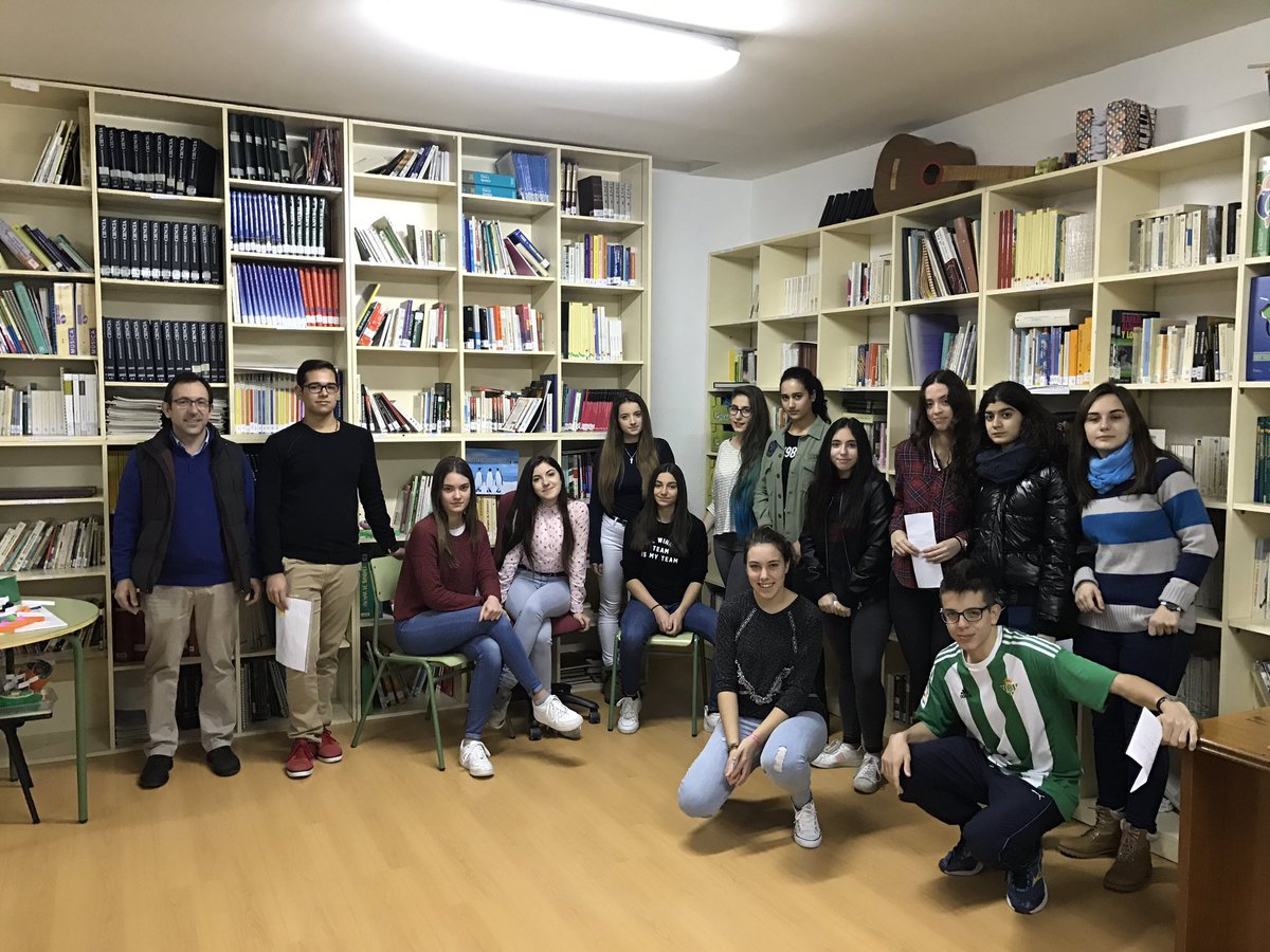 IESADAJA's tweet photo. Alumnos de 1ºBto de oratoria, nos presentan sus trabajos. #Christmastalks https://t.co/8ca4sX537U