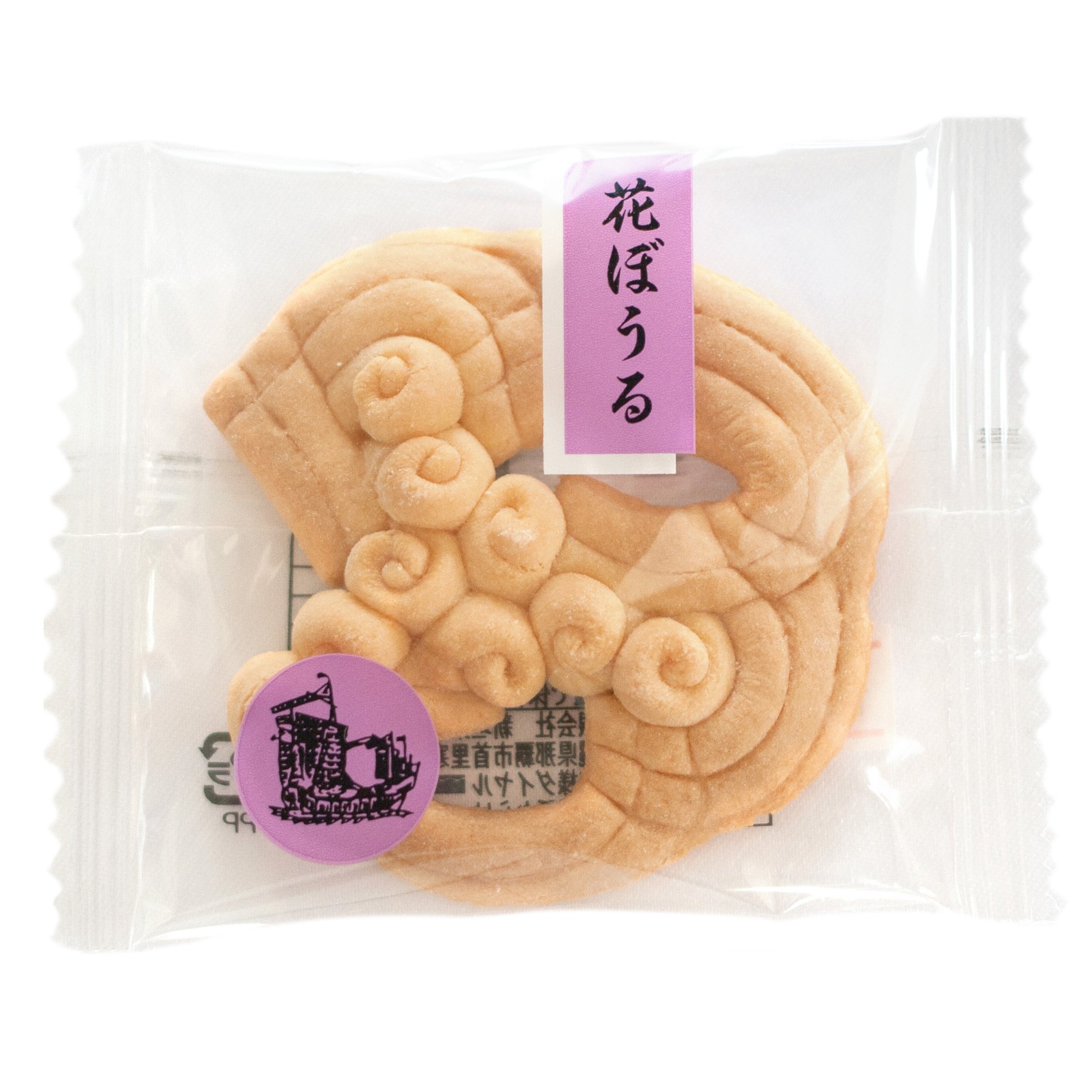 新垣ちんすこう本舗 花ぼうる は小麦粉 卵 砂糖 を使った焼き菓子です 水を使っていないので独特な触感があります 一枚一枚 職人が丁寧につくってます 藤の花の形 をイメージしておりますが 店頭では シーサーの形ですか と聞かれるお菓子です
