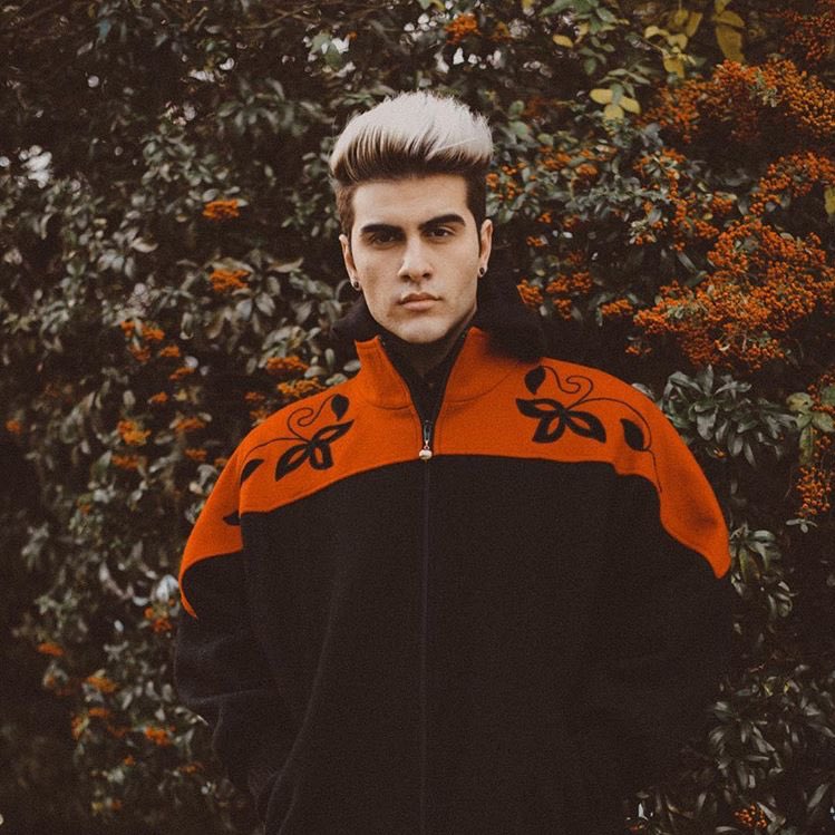 sala_amarilla's tweet photo. Hoy el cantante @MaverickOficial realizará un encuentro con fans en nuestra sala organizado por la revista @Bravoxti 🎤 
📷 @hibridoabraxas https://t.co/l5YD7bKurx