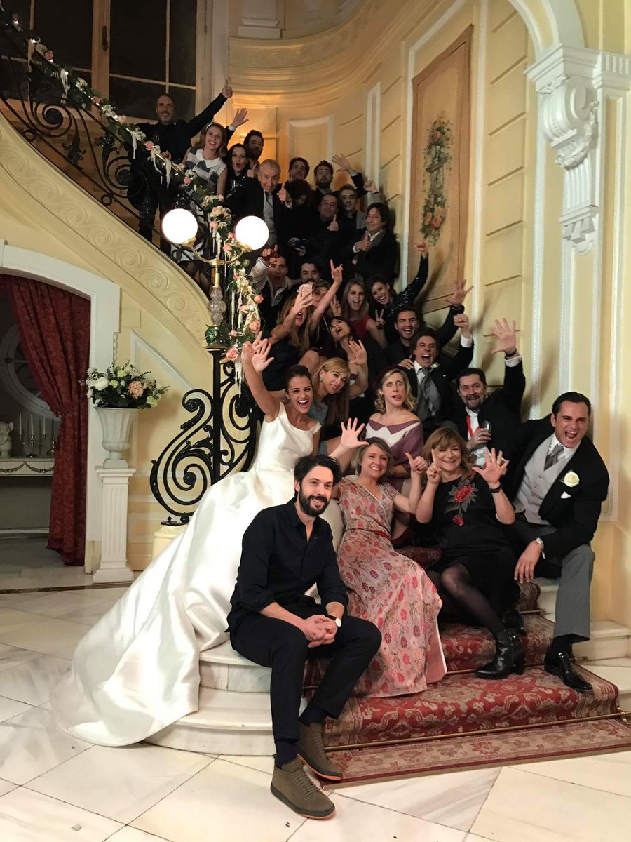 elepigrafe's tweet photo. Ayer terminó #Velvet... ¿te gustó el capítulo final? Con esta fotografía se despidió todo el reparto. #HastaSiempreVelvet #EpígrafeSeries https://t.co/3id5DYJCHD