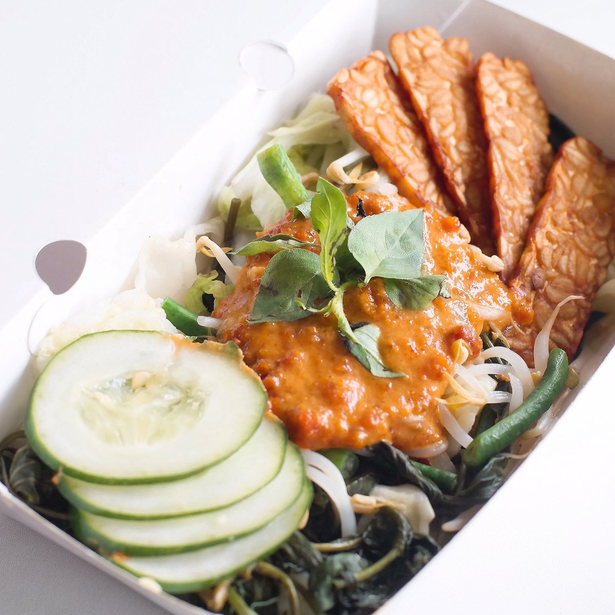 Sayur dan lauk. PECEL dan TEMPE  makandiantar.com/menu/pecel-kha…  15.000