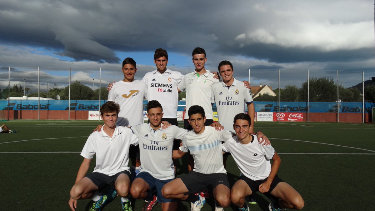 ferreracademy's tweet image. A good match, coaches vs students where the veterans won 6-1 (set) #ChristmasCamp #HappyChristmas #AnnualProgram #Lotto #Babolat #Peugeot