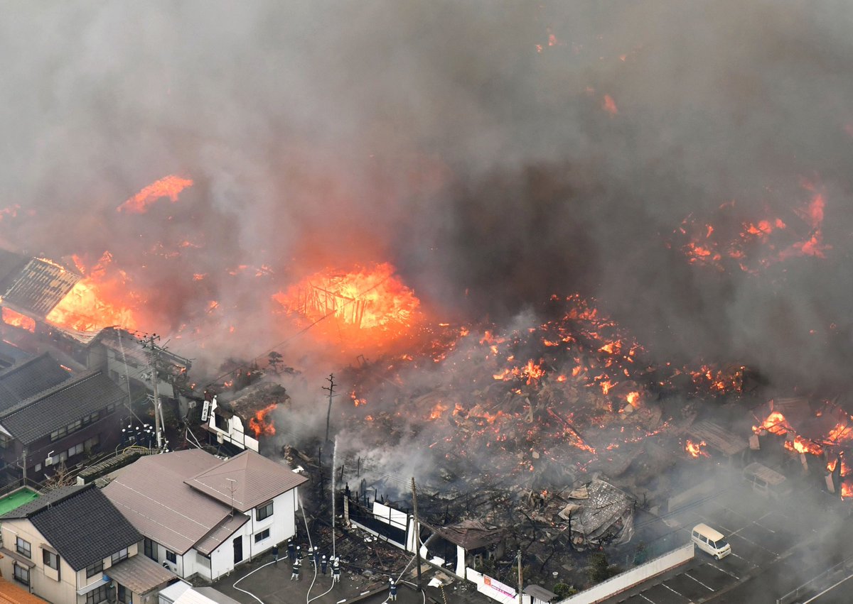 CGTNOfficial's tweet photo. Fire engulfs about 140 buildings in Itoigawa, central Japan's Niigata Prefecture; about 600 people evacuated https://t.co/p9lIXNl8RC