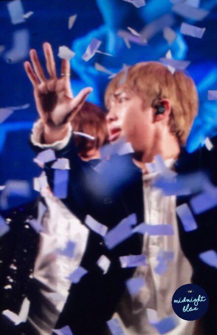 161222 논산송년회 프리뷰
사랑하는 주니야 올 한해도 참 많이 고마웠어
널 만나 너에게 반해서 다행이야
우리 언제나 건강하고 행복하자 고생했어요

<a href="/BTS_twt/">방탄소년단</a> #RM #남준