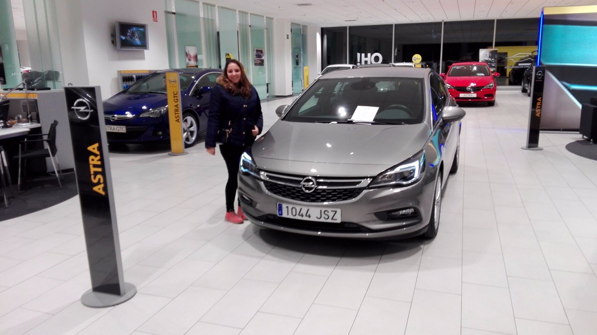 OPELBURGOS's tweet photo. Marta Labrador Ortega recoge su nuevo Opel. Gracias por la confianza depositada en nosotros ¡¡
Felices fiestas Marta https://t.co/u4c8yJ0LAe