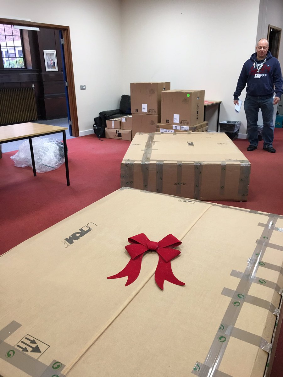 MonouXcollege's tweet photo. Santa has just visited us earlier than expected! #NewCounter for @sgmcstudent 🎁🎄🎅🏻 https://t.co/BZ9SfaYgit
