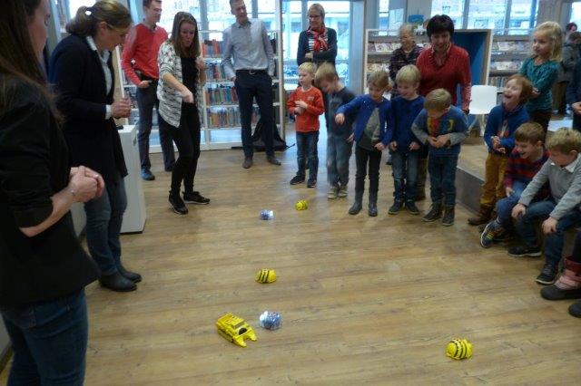InhDenHaag's tweet image. Leerlingen van @bsLiduina kregen afgelopen week programmeerles van onze derdejaars pabostudenten m.b.v. Bee-Bots @bieb070. #pabo #ICT
