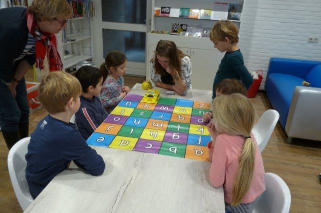 InhDenHaag's tweet image. Leerlingen van @bsLiduina kregen afgelopen week programmeerles van onze derdejaars pabostudenten m.b.v. Bee-Bots @bieb070. #pabo #ICT