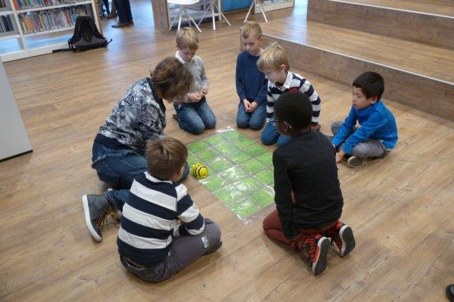 InhDenHaag's tweet image. Leerlingen van @bsLiduina kregen afgelopen week programmeerles van onze derdejaars pabostudenten m.b.v. Bee-Bots @bieb070. #pabo #ICT