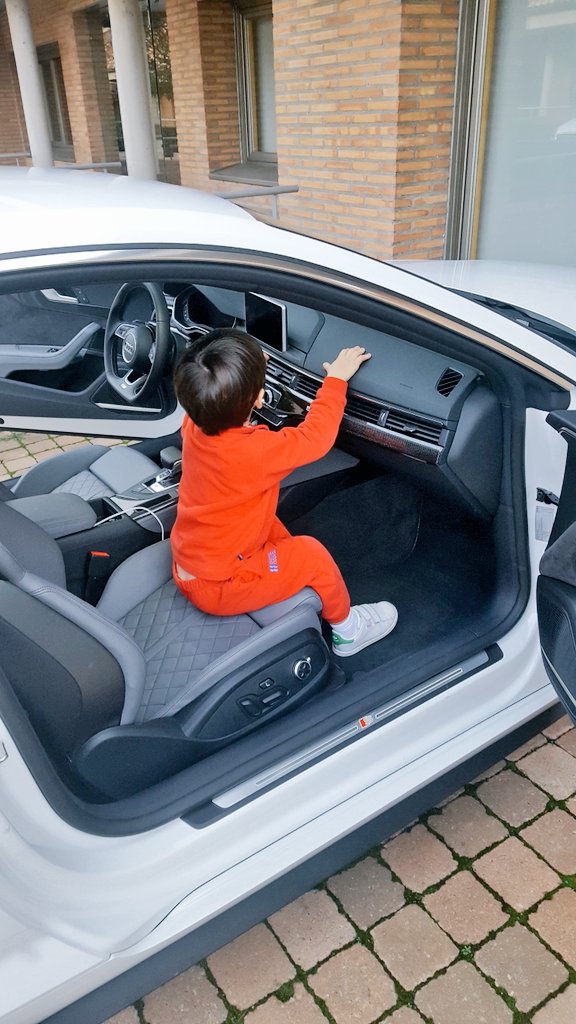 Aqui Marco comprabando manualmente la calidad de cada <a href="/audispain/">Audi España</a> ajjajajaja gracias <a href="/LuqueReyes/">Reyes Luque</a> <a href="/nachoglezm/">Ignacio González</a> x la cena d ayer!