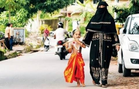 imIshwan's tweet image. Very touchy picture.
Lord Krishna with his mother, as I feel mother has no caste &amp;amp; religion.

#StopCommunalViolence