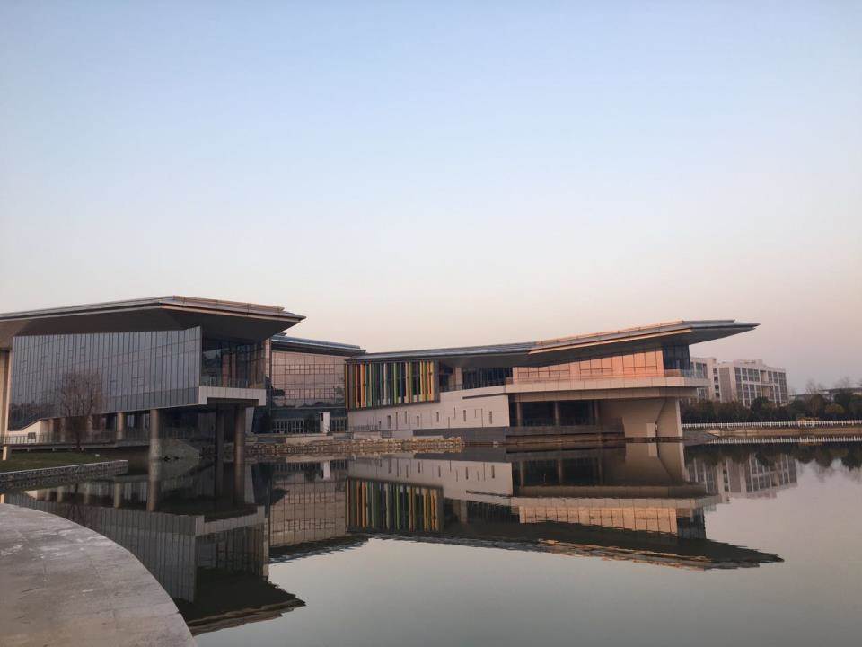 PanelOZ's tweet image. La belleza arquitectónica reflejada en un edificio, el de la Universidad de Medicina de Nanjing.
