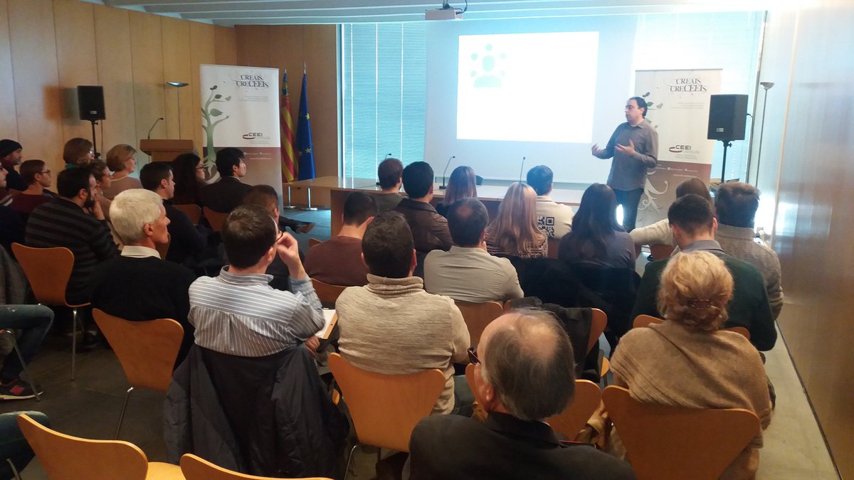 CEEICastellon's tweet photo. Comienza la intervención de @failurez (@entiak) sobre #leanmarketing y #marketingdeguerrilla en #CEEICastellón https://t.co/5J6HRpRuWh