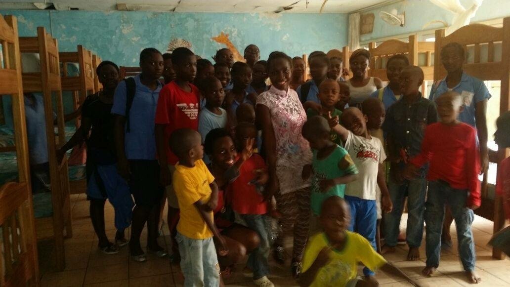 Yapendo_dot_Org's tweet photo. No need for money to be kind. Les filles Yapendo à l'orphelinat St Jean de Deïdo. #HappyHolidays  #237 #team237 https://t.co/ZSWfqlkGl7 https://t.co/gxQ27XLrUI