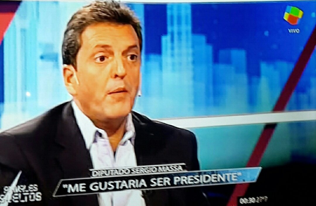 Andrestwiters's tweet photo. "Lideramos las encuestas, por eso nos atacan" decía anoche Ventajita Massa. Para las presidenciales 2015, decía lo mismo. https://t.co/WJqTIePZR3