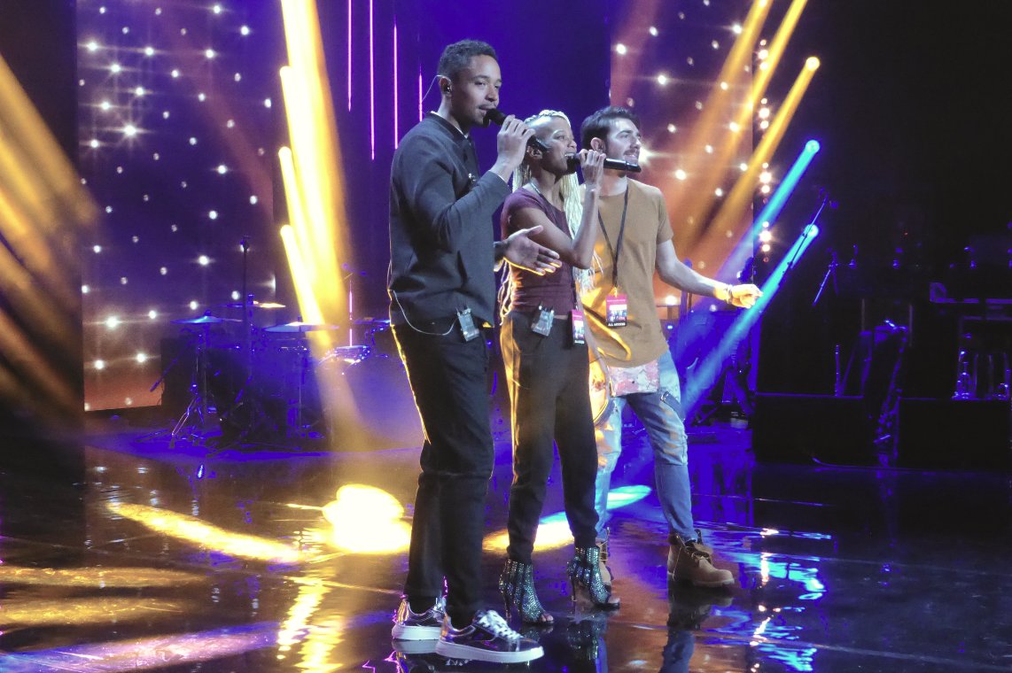 SatNightFeverFR's tweet photo. Les 3 jolies voix de nos chanteurs @FloMalley @StephanRizon #Nevedya vous feront danser sur #StayinAlive ce soir dans #ToutLeMondeChante 🎤🎶 https://t.co/zITRygM5Js