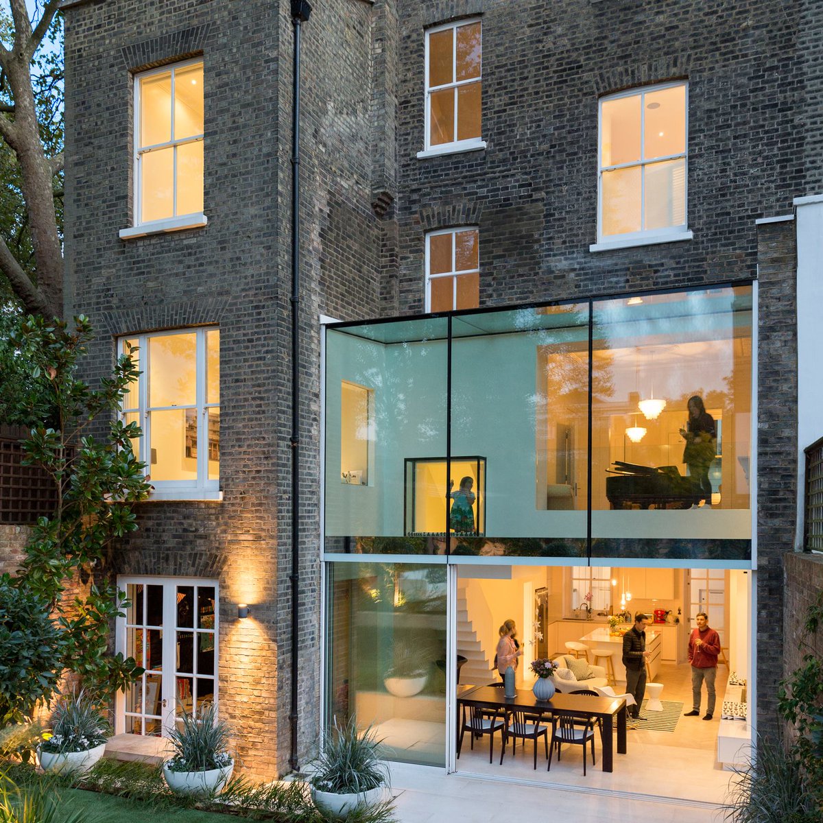 We #love this #glazed #extension by @LiptonPlantArch #London #light #livingspace #garden #connections #family #photography by @davidvintiner
