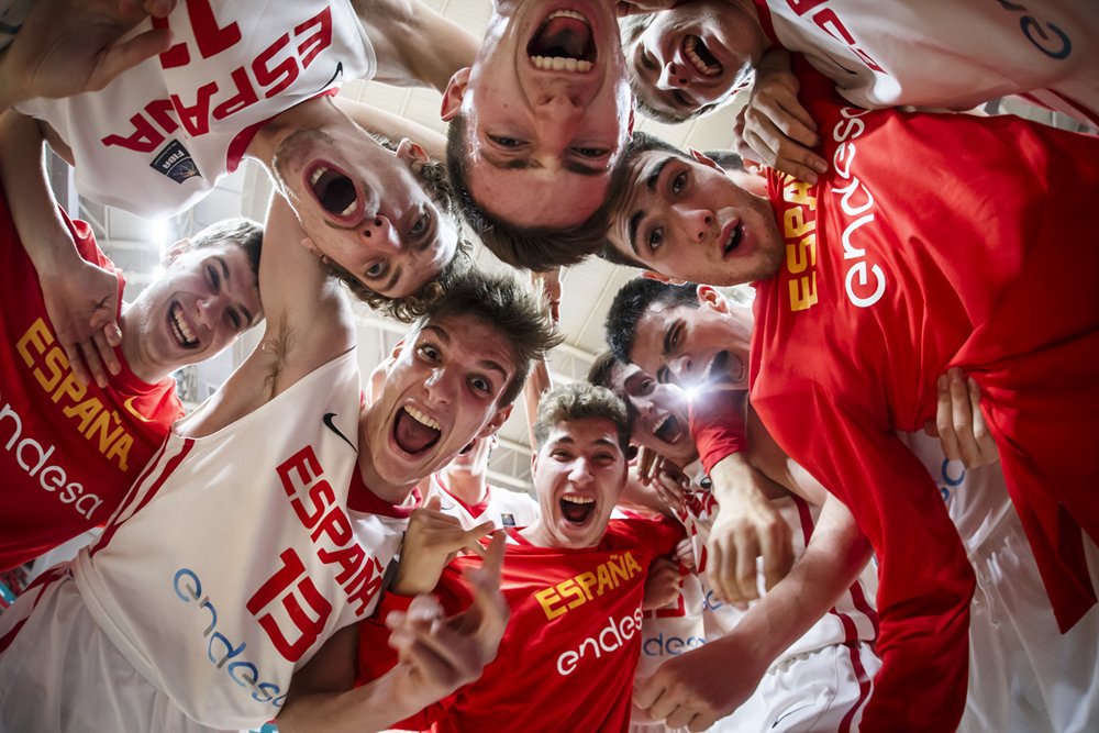 BasketatodoRitm's tweet photo. Enhorabuena a @luisguiltorres , @ballespin11 y resto de #U18M por conseguir el objetivo: el premio gordo de ir al Mundial! Bravo tíos! https://t.co/GhbIKa2ifv