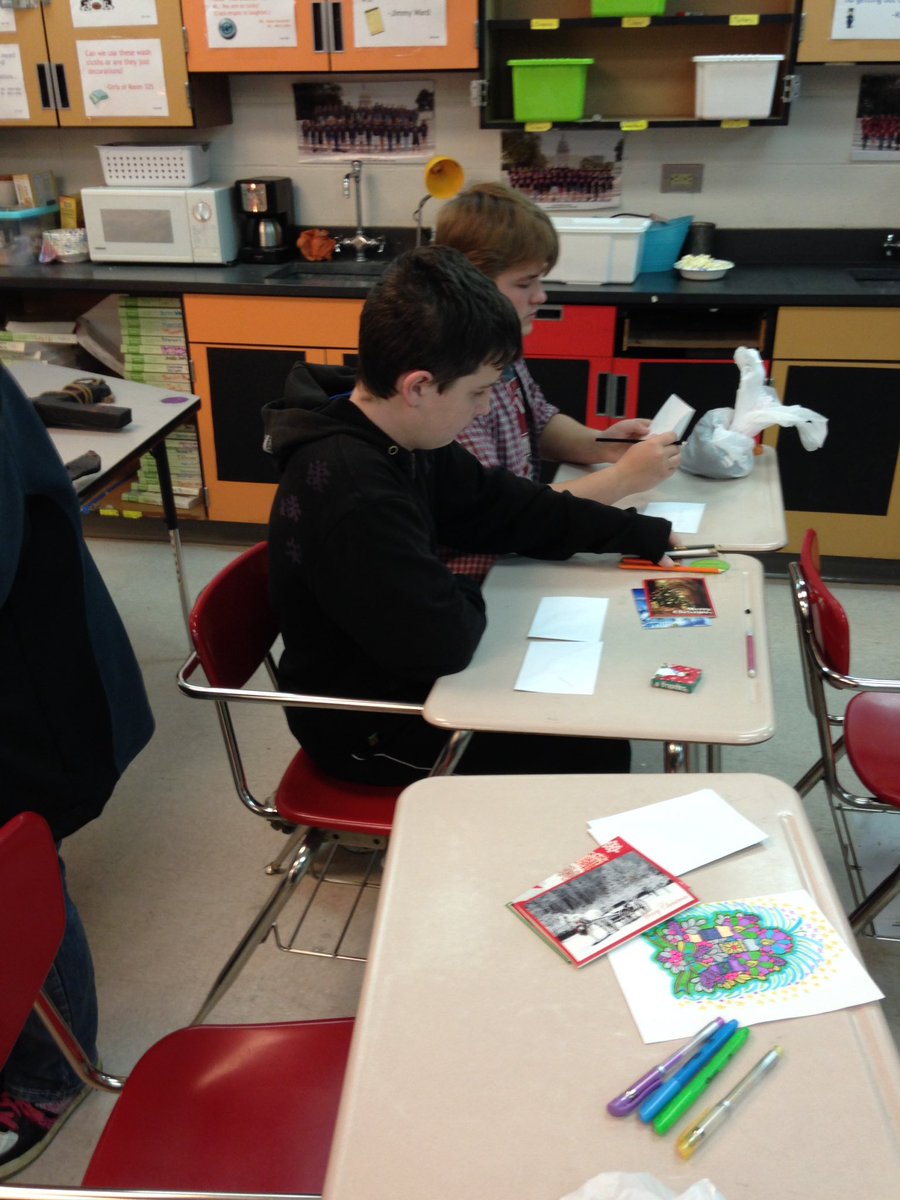 luthy85's tweet photo. Creating cards for patients at our local hospital. #servicelearning @TrimbleElem https://t.co/7Pp3k1to8o