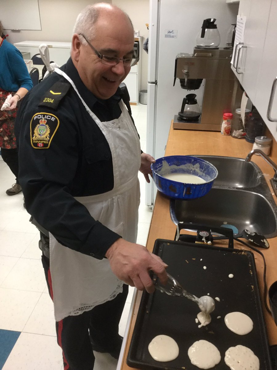 WellingtonWSD's tweet image. All hands on for our holiday pancake breakfast!
#wpgpolice #andrewswan @WinnipegSD