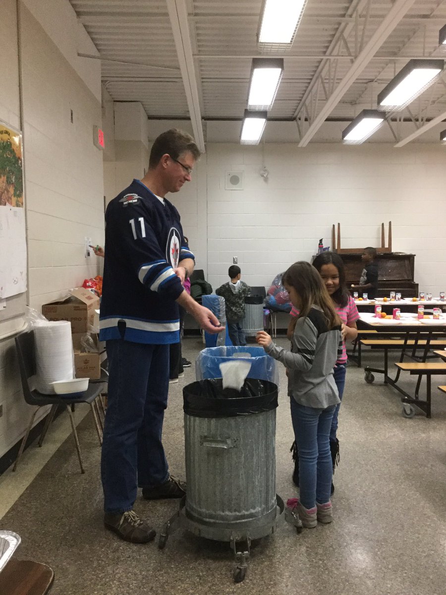 WellingtonWSD's tweet image. All hands on for our holiday pancake breakfast!
#wpgpolice #andrewswan @WinnipegSD