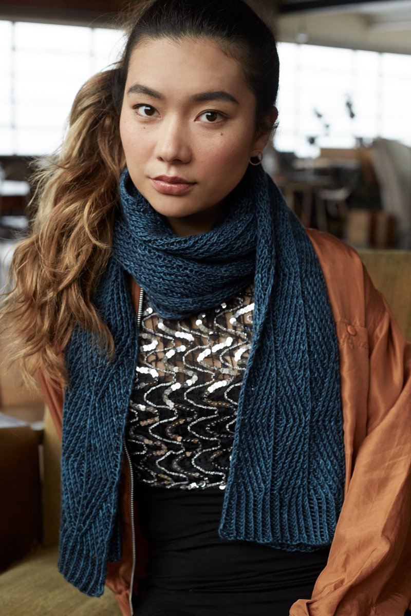 pompommag's tweet photo. Stay warm &amp; stay glittery! From #PPQ19 #ondetoscarf by @soleneknits in @Uncommon_Thread 
📸Amy Gwatkin https://t.co/AZHepZ3J5G