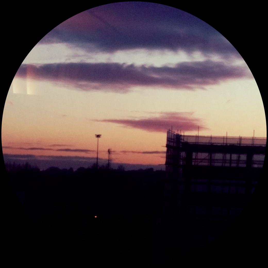frankec64's tweet photo. @Disney @starwars this cloud over london looks like an imperial star destroyer https://t.co/I9HHp1q1he