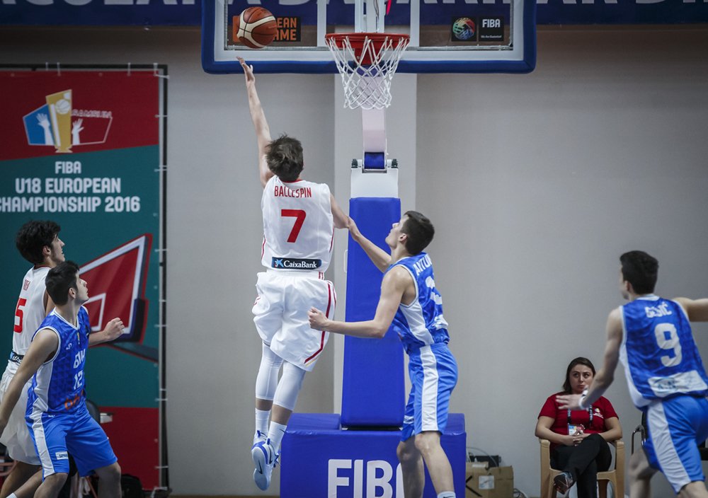 BasketatodoRitm's tweet photo. Enhorabuena a @luisguiltorres , @ballespin11 y resto de #U18M por conseguir el objetivo: el premio gordo de ir al Mundial! Bravo tíos! https://t.co/GhbIKa2ifv