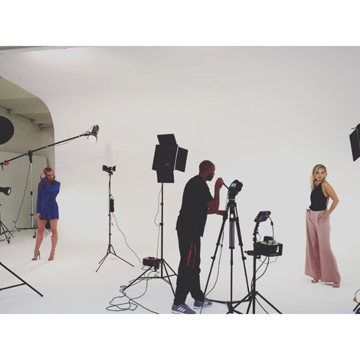 LilyandCarter's tweet photo. Sneak peek into the Lily world... #behindthescene #studio #photography https://t.co/6zALdkYx5r