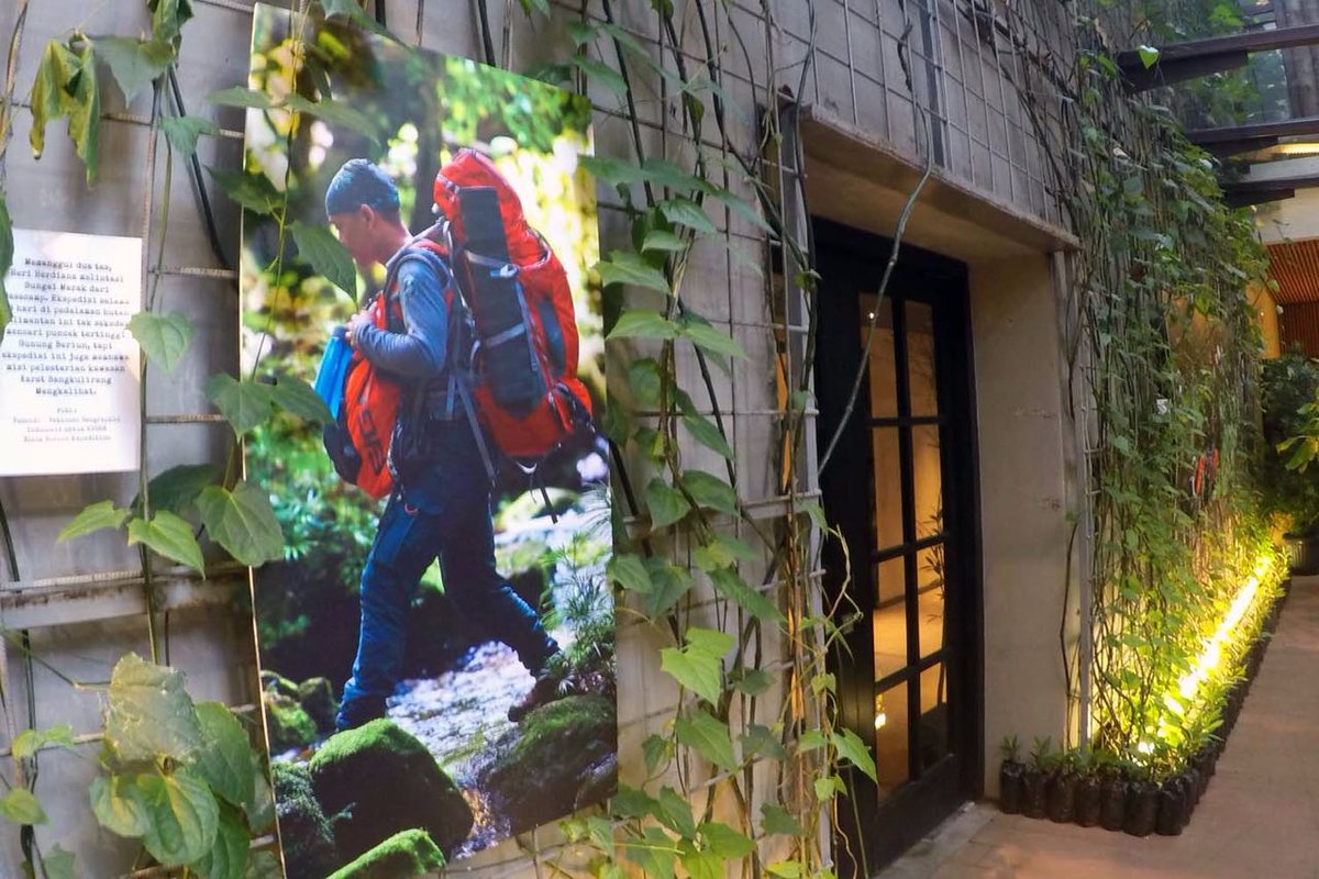 eigeradventure's tweet photo. #EigerUpdates Pameran foto Black Borneo Expedition 2016 dipajang sepanjang area Eiger Flagship Store Bandung #EigerCommunityDay https://t.co/YI6LYwQulC