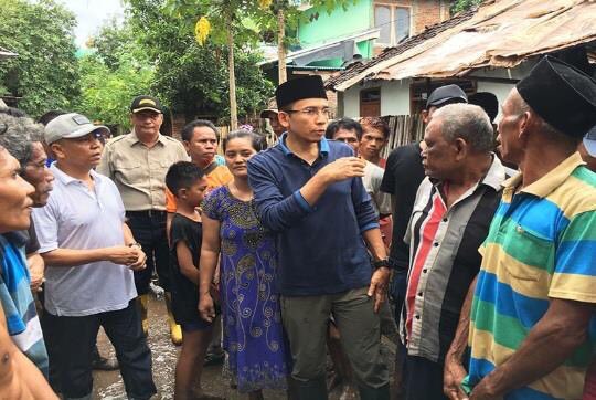 Chairul_M2015's tweet photo. Gubernur NTB TGH M Zainul Majdi langsung meninjau lokasi banjir di Kota dan Kab Bima #onedayafter https://t.co/aVXmWJcmRM