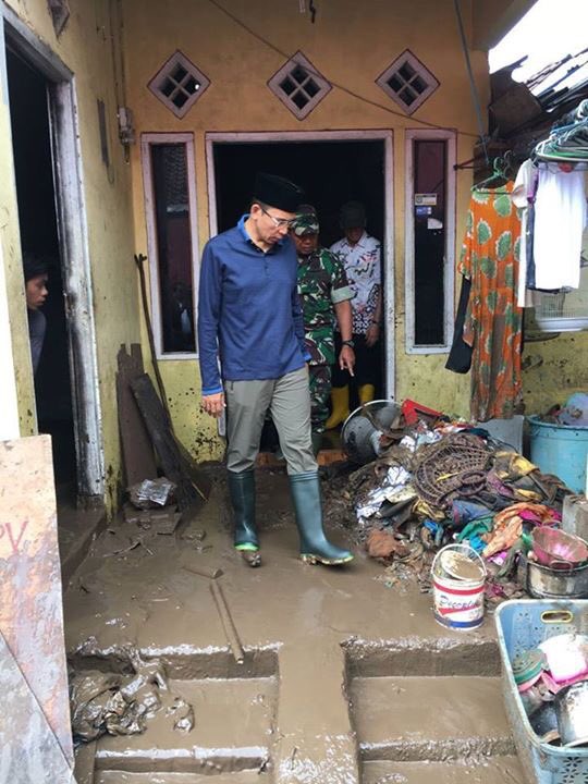 Chairul_M2015's tweet photo. Gubernur NTB TGH M Zainul Majdi langsung meninjau lokasi banjir di Kota dan Kab Bima #onedayafter https://t.co/aVXmWJcmRM