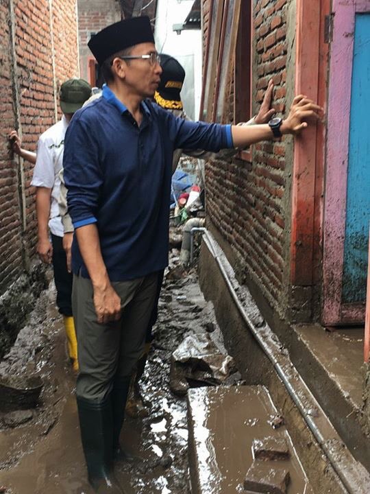 Chairul_M2015's tweet photo. Gubernur NTB TGH M Zainul Majdi langsung meninjau lokasi banjir di Kota dan Kab Bima #onedayafter https://t.co/aVXmWJcmRM