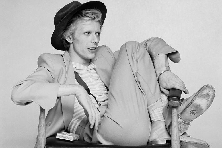 BoredWeb3's tweet photo. David Bowie posing, 1974. Picture by Terry O'Neill. https://t.co/Yt5Xssmo9b