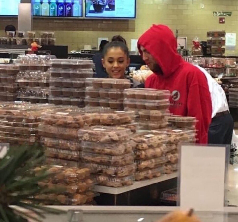 TeamGrandeFR's tweet photo. #PHOTOS Ariana et Mac Miller dans un magasin à Boca Raton (Floride) - 21 Décembre https://t.co/qBILwsZC7e