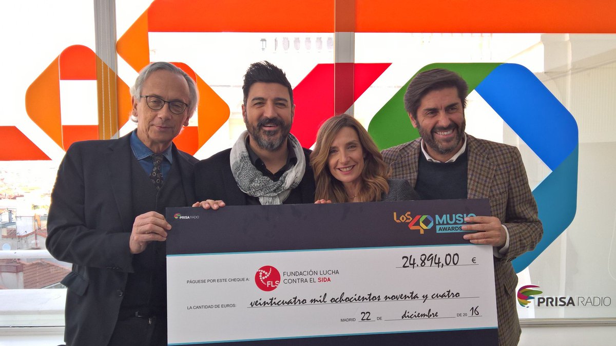 TonyAguilarOfi's tweet photo. Acabamos de entregar el cheque de la donación de #LOS40MusicAwards a la Fundación @FLSida #BorraElSida https://t.co/sx2BSBbn0A