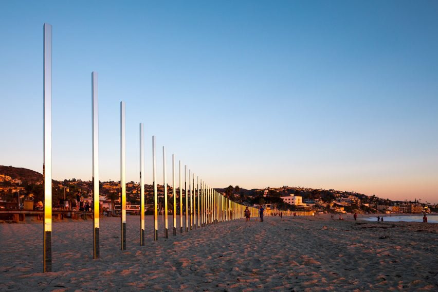 Azıcık içimiz açılmasın mı? Philip K. Smith III, bu sefer aynalarını Laguna Beach’e yerleştirmiş. (Yazı özlemiş olabiliriz. )