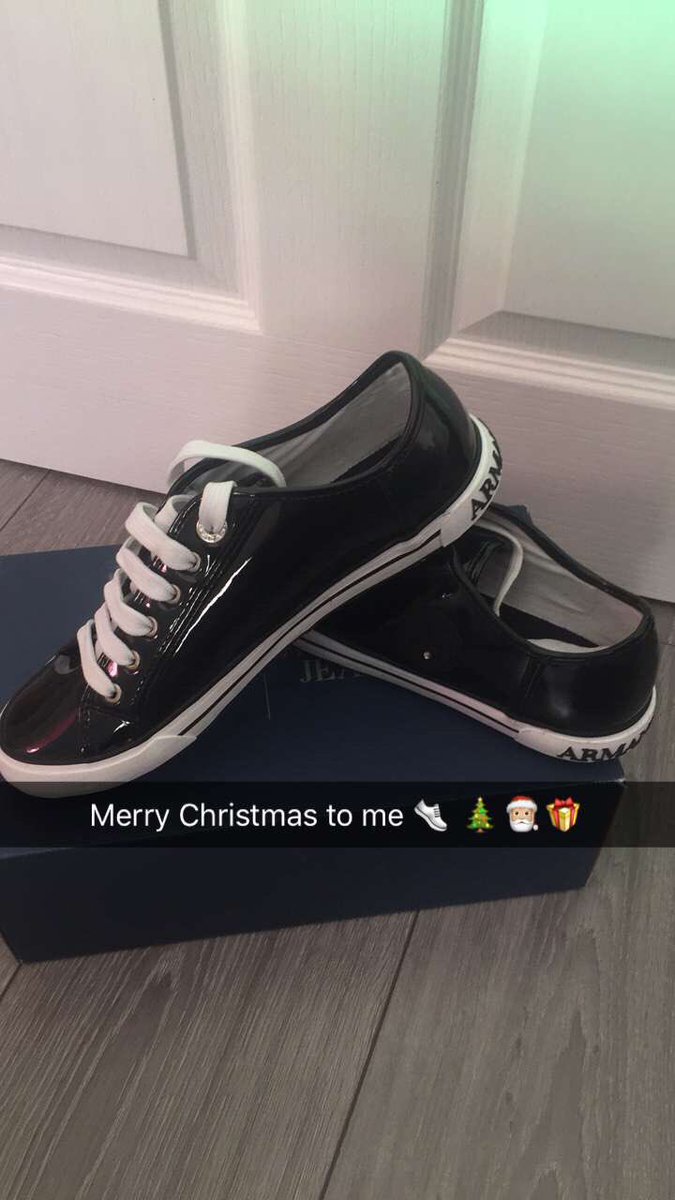 ryanrileysheryl's tweet photo. #MerryChristmasToMe 👟🌲🎁🎅🏼 https://t.co/toS5x0vTVn