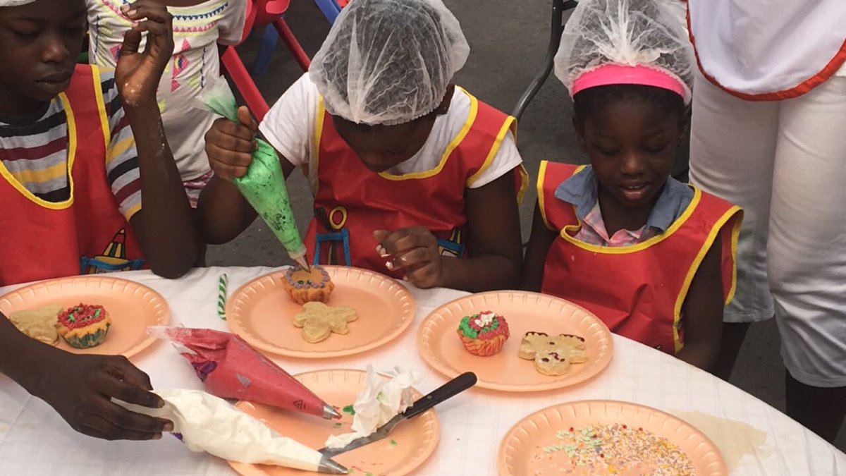 KlubARA's tweet photo. Children getting stuck in on our Jingle Bake N Play Day! Edible arts n crafts. Join us!!
#ARAPlaytime #AchimotaMall https://t.co/mQaAItgfNb