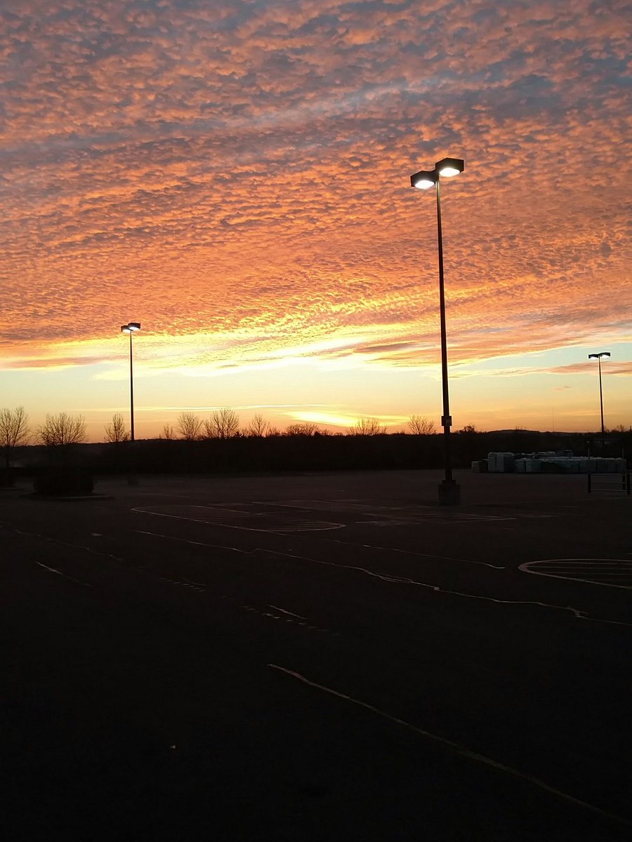 Deafen7's tweet photo. Beautiful sky at The Home Depot #3038! Blessed to be working here! https://t.co/5I06kKTTlB
