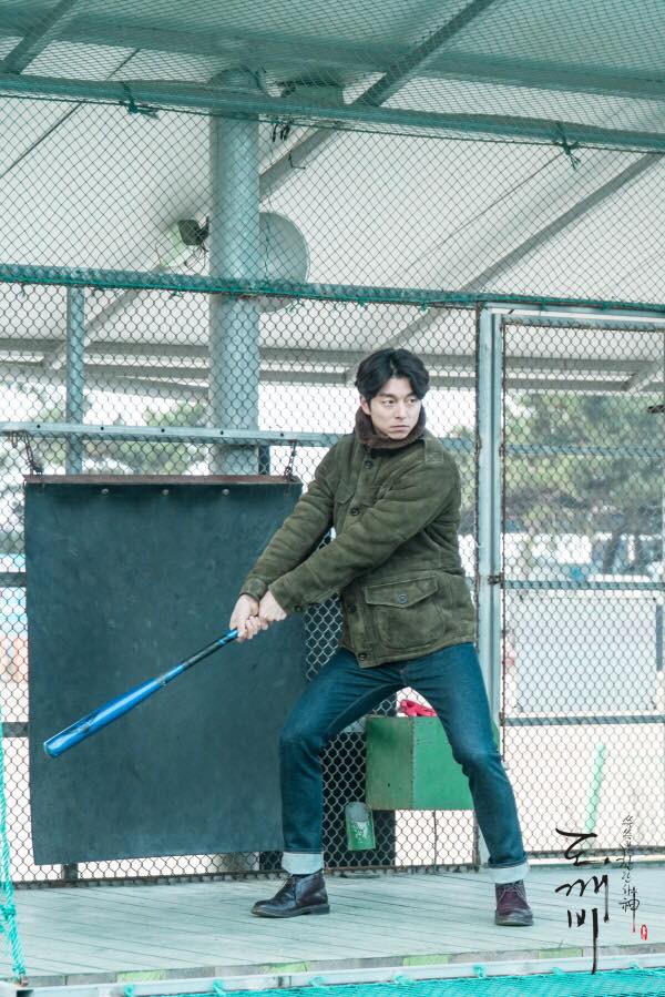 TheDramaKorea's tweet photo. Minggu ini, Om Dokebi belajar maen Baseball. Mukanya terlihat norak nan bahagia. #Goblin https://t.co/18aaXZUKnJ