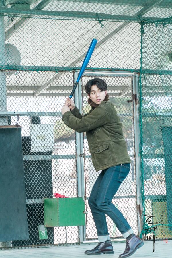TheDramaKorea's tweet photo. Minggu ini, Om Dokebi belajar maen Baseball. Mukanya terlihat norak nan bahagia. #Goblin https://t.co/18aaXZUKnJ