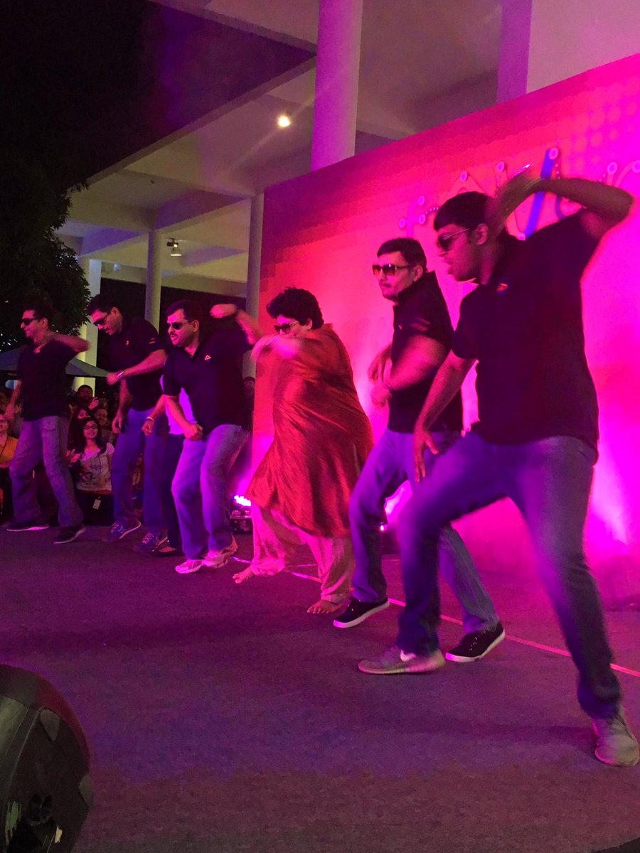 TharakaDivyasri's tweet image. Kala chamshma 😎😎by verves wow wowwww seniors folks on the dance floor🎈🎈🎉🎉🎉🎈💃💃@swapnakothuri @manthridan @ArunKumarNR3 @Aachootosh #fEVerfun