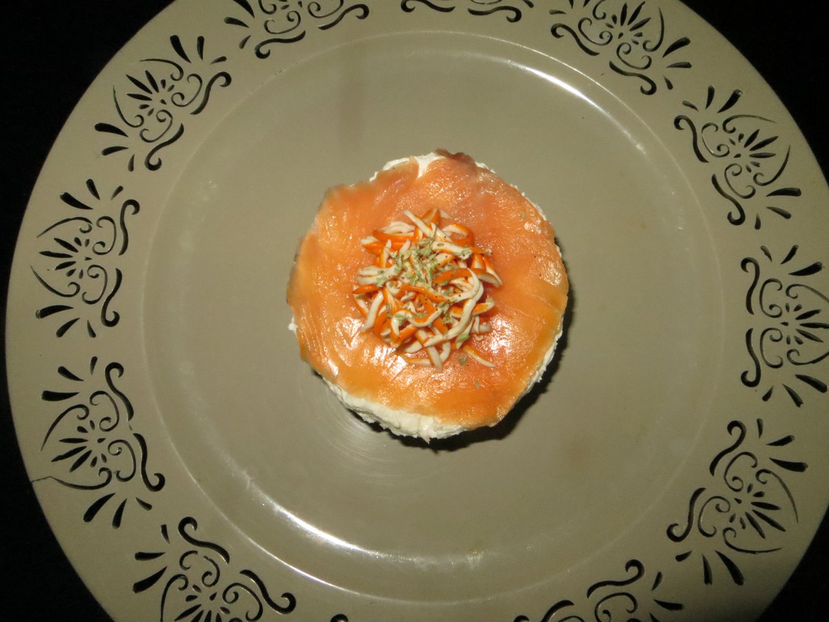 Si pensáis utilizar salmón ahumado en vuestras recetas navideñas no dejéis de realizar esta propuesta: lacucharaenlamaleta.blogspot.com.es/2016/12/cheese…