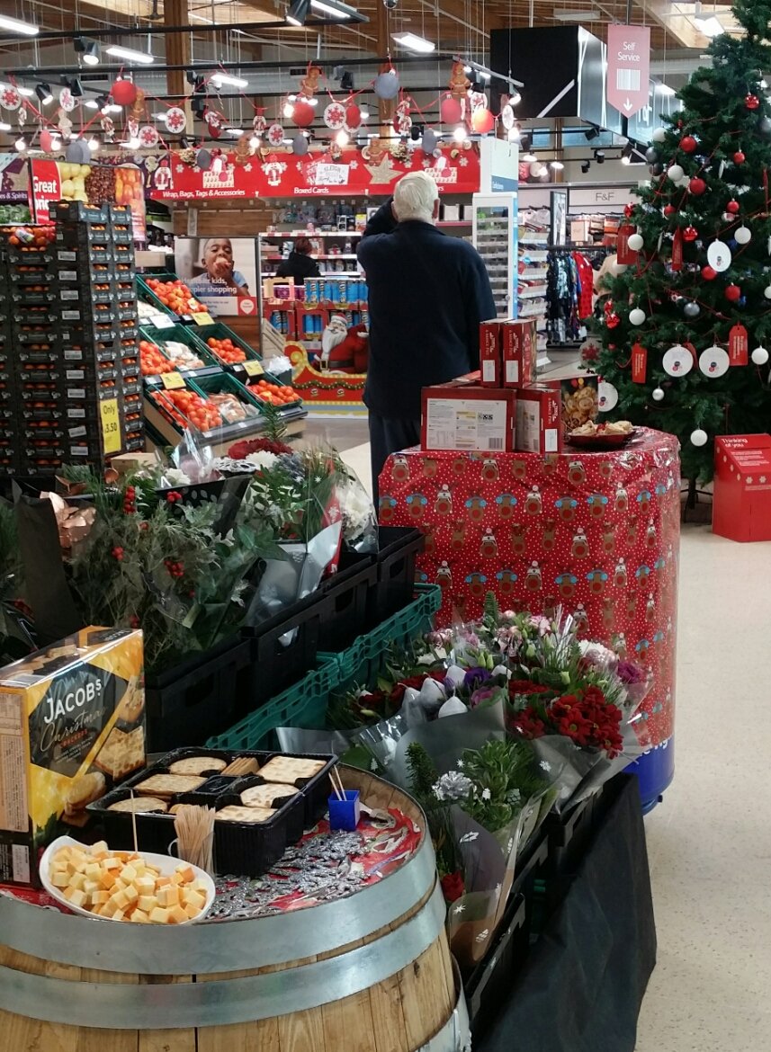 cassunca211's tweet photo. Tesco's Taplow simply amazing celebrating the Christmas. https://t.co/ILY4ylkYna