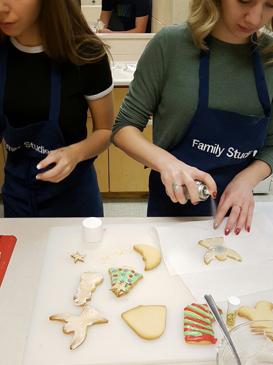 Ms_Manary's tweet photo. Grade 12s decorating their holiday cookies! #tweetthehalls @SCDSB_Schools @VPWilkinson @MikeAbram6 https://t.co/UHAWooVCke