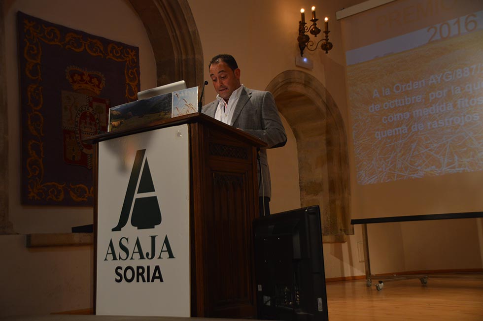 ASAJA Soria entrega los premios Espiga y Tizón. <a href="/ASAJASoria/">ASAJA Soria</a> <a href="/ASAJACyL/">ASAJA Castilla y León</a> <a href="/Caja_Rural/">Caja Rural de Soria</a> <a href="/SPManrique/">San Pedro Manrique</a> <a href="/noticiascyl/">El Español- Noticias de CyL</a> 
elmirondesoria.es/fotos/asaja-so…